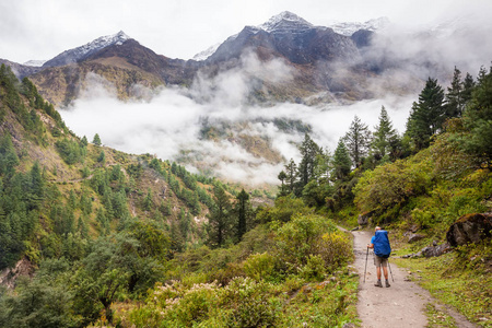 徒步旅行者在喜马拉雅山马纳斯卢峰电路上的高地