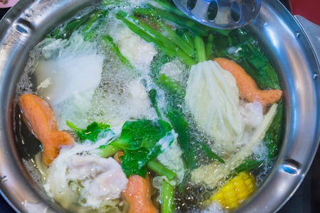 寿喜烧或涮锅和壶沸腾的混合的蔬菜