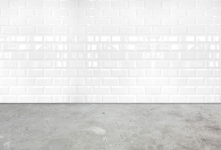 空间角度来看，白色瓷砖墙和水泥地面