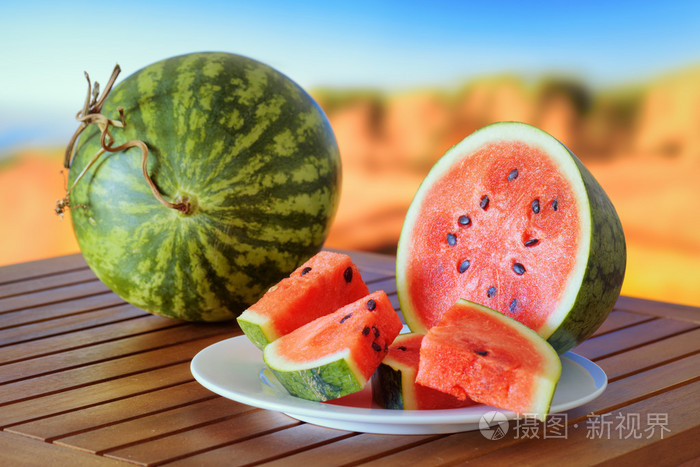成熟的西瓜,木制的桌子上