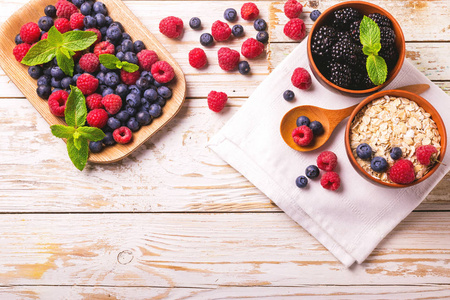 覆盆子 蓝莓与薄荷和燕麦早餐或思慕雪