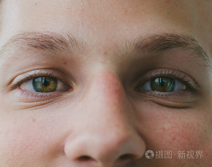 年轻人的绿眼睛