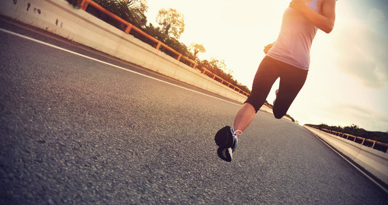 在道路上运行的跑步运动员照片