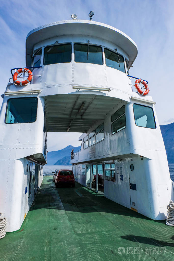 大旅游船前视图