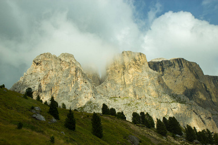 多洛米蒂山阿尔卑斯山夏季的视图