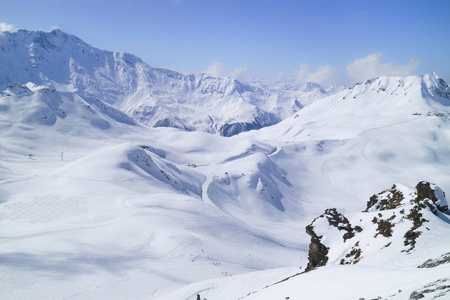 与在法国阿尔卑斯山滑雪滑雪雪山