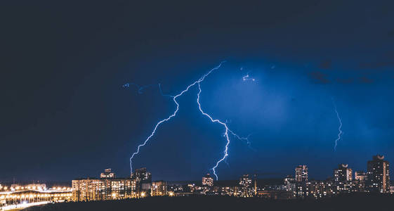 暴风雨夜天空