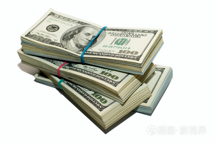 成捆的我们在白色背景上的美元纸币