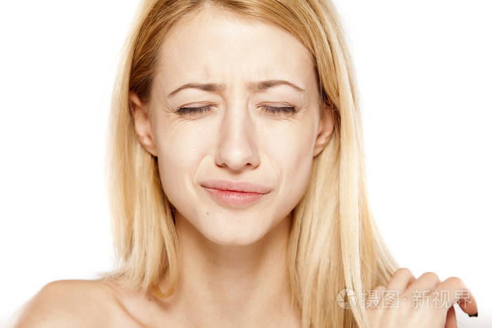 金发女郎,有着痛苦的表情