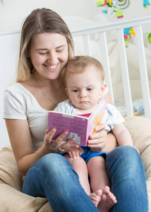 与她的宝贝儿子美丽开朗的妈妈看书