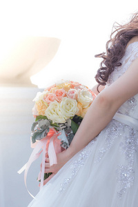 抱着一束鲜花来参加婚礼的新娘