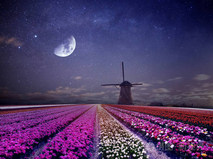 在晚上的荷兰轧机满天星斗的天空荷兰荷兰