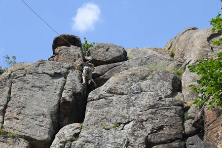 女子攀岩爬上岩石