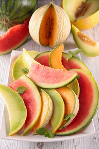 切好的西瓜和哈密瓜瓜照片