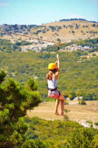 年轻女子飞降上 zipline 山，极限运动