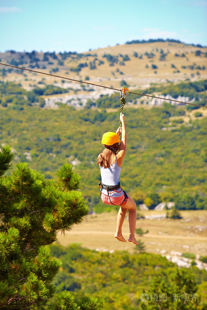 年轻女子飞降上zipline山极限运动