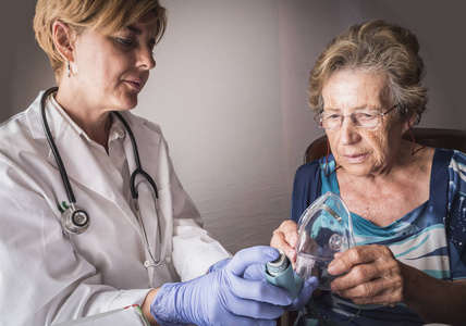 医生测量动脉张力对老人在家，西班牙安达卢西亚自治区