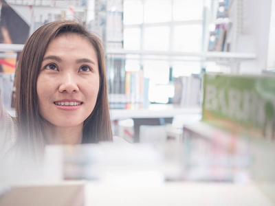 在图书馆学习的女人