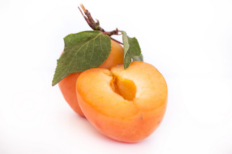 在白色背景上的成熟杏子チゴの果実照片