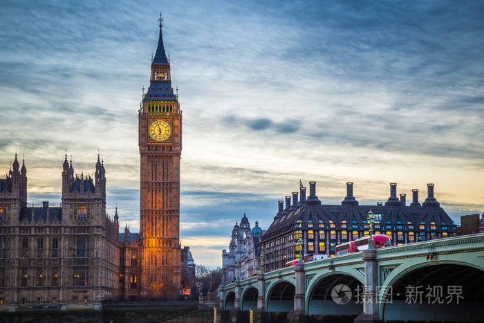 英国伦敦-著名的大本钟和议会大厦威斯敏斯特桥上黄昏的标志性的红色