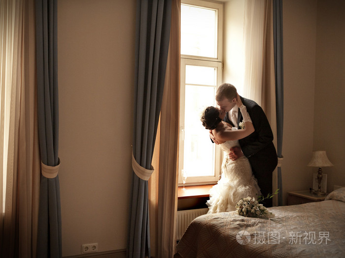 幸福的情侣在酒店