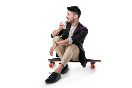 人坐在滑板上喝饮料