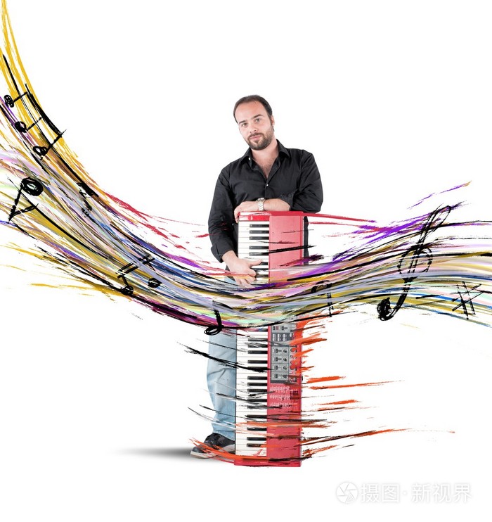 钢琴家演奏在合成器