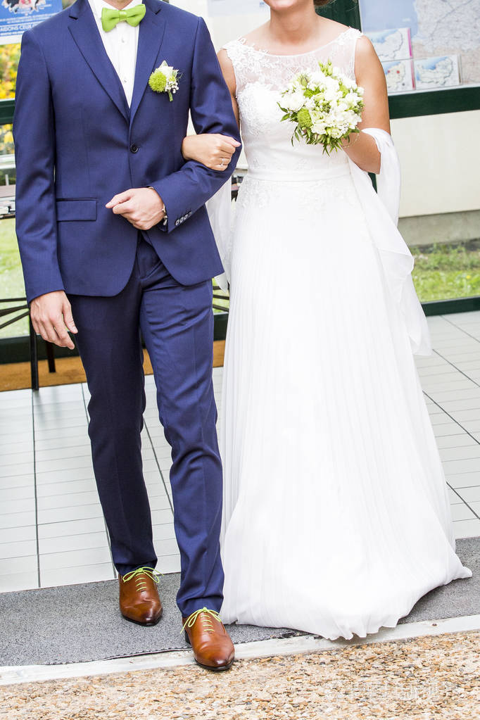新婚夫妇白色婚纱和蓝色西装