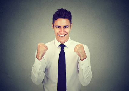 快乐成功的商人赢得庆祝成功照片