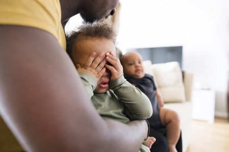 无法辨认的黑人父亲抱着他的小女儿
