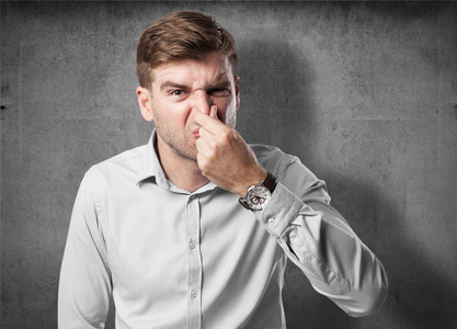 金发碧眼的男人难闻的气味标志照片