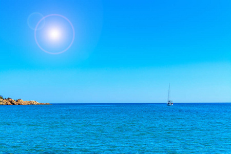 小船独自在蔚蓝的大海，在阳光明媚的一天
