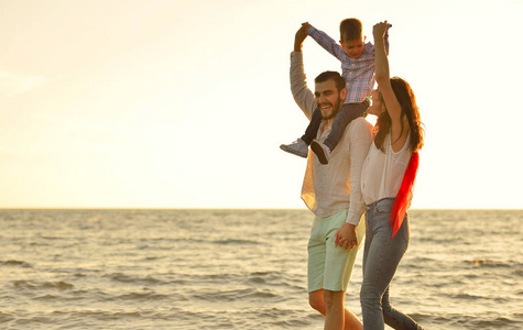 幸福年轻的家庭，在海滩上
