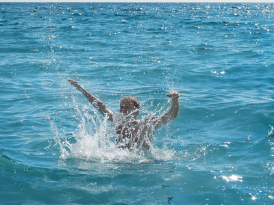 男孩在海边戏水照片