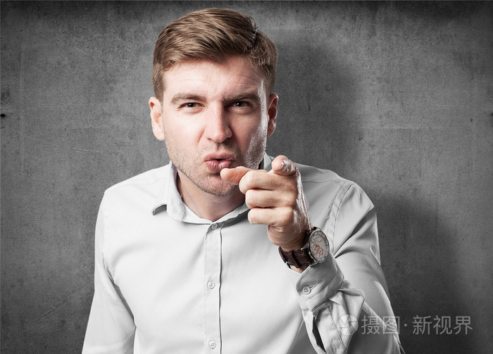 生气的金发男人