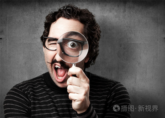 惊讶的放大镜的卖弄学问的人