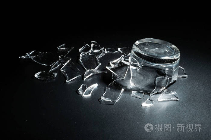 在黑色背景上水碎玻璃