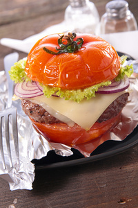 番茄 牛肉和干酪喜欢汉堡包