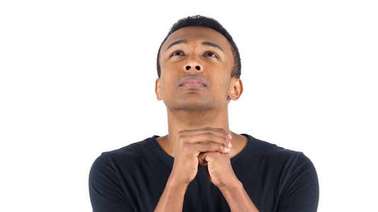由黑人男子祈祷手势