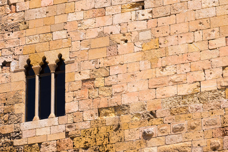 中世纪建筑的墙。与 windows，塔拉戈纳，西班牙加泰罗尼亚的石头墙。墙上的旧城。复制文本的空间