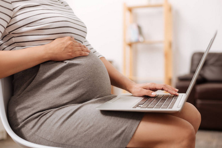 就业笔记本电脑图片