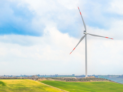 风力发电机是一种清洁 可再生电能源，在蓝天白云下