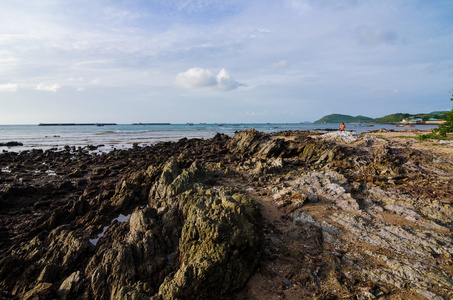 岩石和海在早晨