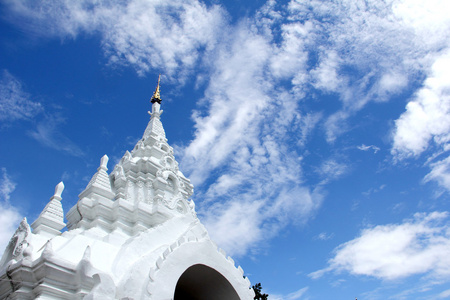 白色灰泥泰国佛教寺庙