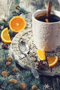 冬天热饮料的肉桂和橙色