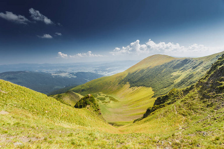 在山的夏天风景