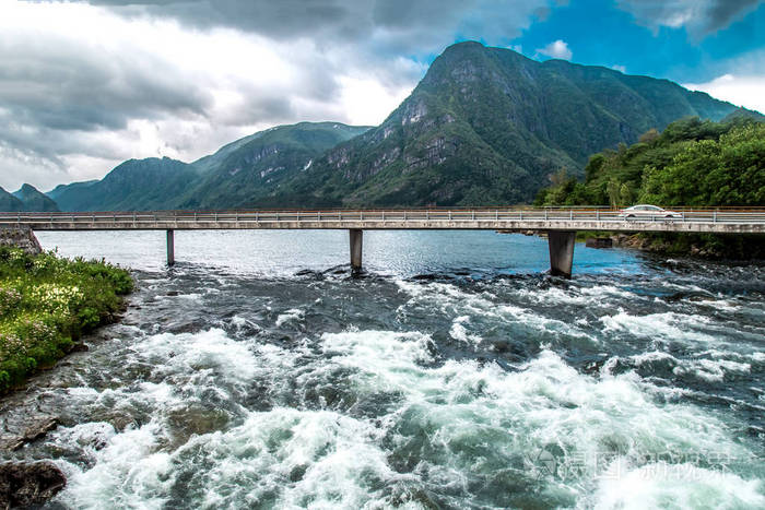 前桥瀑布从沸腾的水.在山里,有蓝蓝的天空上查看