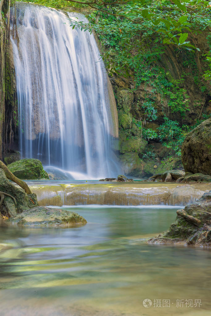 爱侣湾瀑布国家公园的森林深处的瀑布