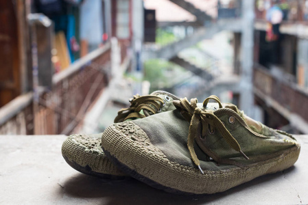 与植物的旧鞋图片