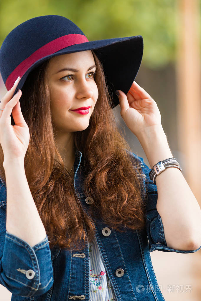 戴着帽子的夏日户外时尚美女的画像